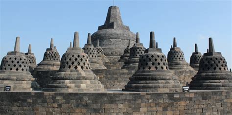  Borobudur: Templo budista majestoso e porta de entrada para uma jornada espiritual!