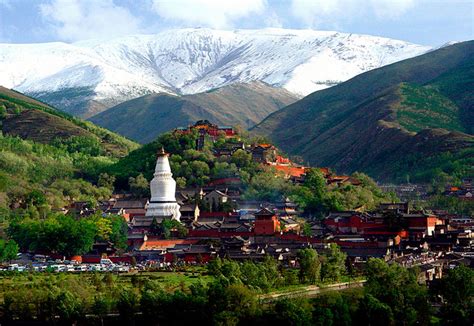  Monte Wutai: Uma Montanha Sagrada com Paisagens de Infinitos Mistérios!