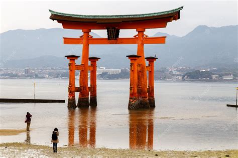 O Santuário de Itsukushima: Uma Maravilha Flutuante e Um Tesouro Histórico