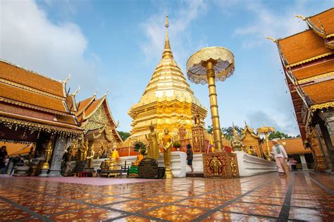 Wat Phra That Doi Suthep: Um Templo Histórico e Cênico no Topo de uma Montanha Sagrada!