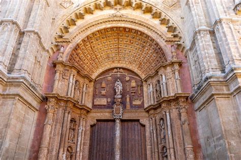 A Catedral de Thon Duc Thang: Uma Jornada Espiritual e Arquitetônica no Coração da Cidade!