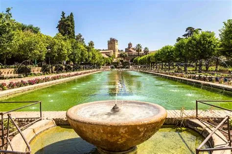 O Alcázar de Sevilha: Uma Fortaleza Milenar com Jardins Encantadores!