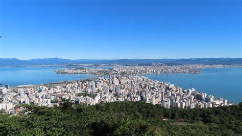  O Farol do Morro da Cruz: Uma Jornada Iluminada Através da História e da Beleza Natural