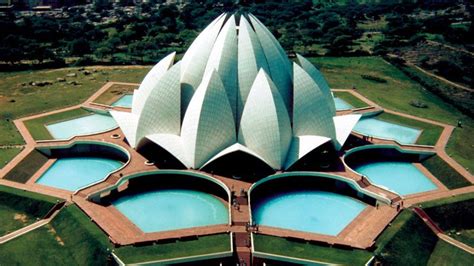 O Templo da Sagrada Flor de Lótus: Uma Jornada Espiritual em meio à Natureza Deslumbrante!