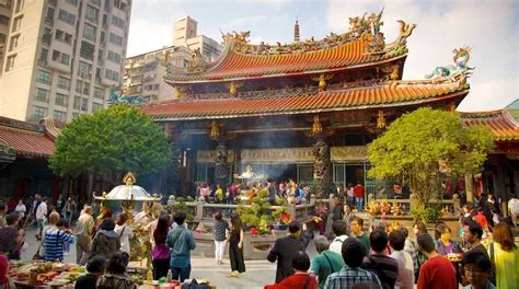 O Templo de Longshan: Uma Joia Histórica e Espiritual no Coração de Zhangzhou!