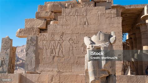 O Templo de Ramesseum: Um Tesouro Esquecido no Coração do Antigo Egito!