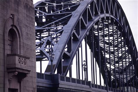 O Tyne Bridge: Um Gigante de Aço que Faz Dançar o Rio Tyne!